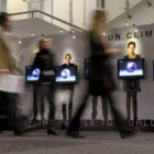 Varias personas llegan a la Conferencia de las Naciones Unidas sobre el Cambio Climático en Copenhag