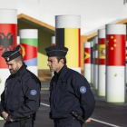 Policías patrullan en la COP21 Conferencia Mundial de Cambio Climático 2015 en París.