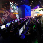 Los asistentes a la feria E3 de videojuegos prueban las últimas novedades.