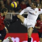 Alves trata de llevarse un balón ante dos jugadores del Osasuna