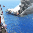 El pesquero incendiado antes de hundirse, en una foto tomada desde un helicóptero de Salvamento Marítimo.
