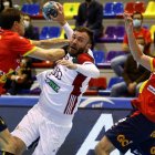 Zoltan Szita intenta superar a la defensa española. CABRERA