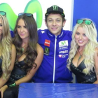 Valentino Rossi y cuatro chicas de Monster, su patrocinador personal, en la improvisada sala de prensa del Movistar Yamaha.