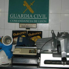 La maquinaria incautada a los arrestados.