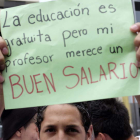 Estudiante exigiendo un sueldo digno para los maestros.