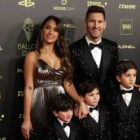 Messi posa con su familia en la ceremonia del Balón de Oro. EFE/EPA/YOAN VALAT