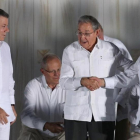 Raúl Castro, presidente de Cuba (centro) da la mano al comandante jefe de las FARC, Rodrigo Londoño, en presencia del presidente de Colombia, Juan Manuel Santos, en Cartagena de Indias, el 26 de septiembre.