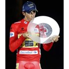 Contador besa el trofeo que le acredita como vencedor.