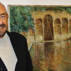 El artista leonés Javier Rueda junto a una de las obras de la exposición.