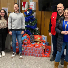 Promotores de la campaña de Reyes de Cosmos con los regalos. DL