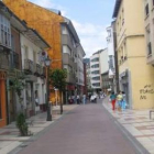 La calle Gil y Carrasco de Bembibre es una de las que más actividad comercial concentra.