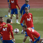 Alba, Morata, de espalda, Ramos y Piqué, durante uno de los rondos del entrenamiento. EMILIO NARANJO