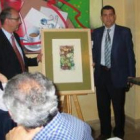 Luis del Olmo observa a Jorge Peña entregar el premio de la oenegé al alcalde de Ponferrada.