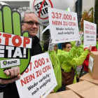 Ciudadanos contrarios al CETA y el TTIP se manifiestaron delante de la Cancillería alemana, en Berlín.