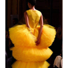 Una modela desfila con un vestido con un enorme volante de tul amarillo durante el desfile de la colección de otoño de Carolina Herrera, en Nueva York.