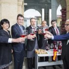 Un brindis con el vino Tierra de León inauguró oficialmente ayer la feria. F. OTERO PERANDONES