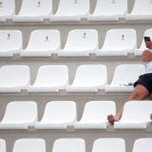 Un hombre espera el inicio de un encuentro de waterpolo en los Juegos del Mediterráneo de Tarragona, el pasado 26 de junio.