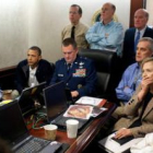 Obama y Clinton, junto a otros miembros del equipo de Seguridad Nacional siguiendo la misión.