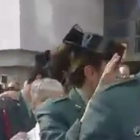 Captura de vídeo de la conga de guardias civiles, militares y curas en Lourdes, al son del Qué viva España.