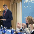 Rajoy es aplaudido tras intervenir en la junta directiva de los populares, en Ciudad Real.
