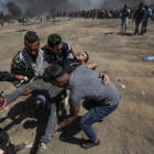 Manifestantes palestinos heridos cuando protestaban cerca de la frontera con Israel, el pasado lunes 14 de mayo, en el este de Gaza