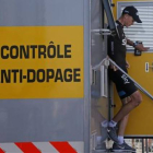 Chris Froome, a la salida del control antidopaje, en la meta del Tour.