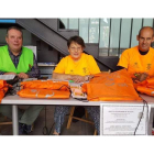 Voluntarios y voluntarias de Alcles realizan las inscripciones en Espacio León. DL