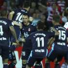 Los jugadores de la Cultural celebran el resultado al final del partido.