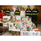 Mª Eugenia Gancedo junto con miembros de la Unidad Militar de Emergencias, que apadrinan el mercadil