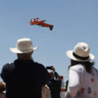 Exhibición de vuelo acrobático de Juan Velarde, ayer en Pajares de los Oteros. JESÚS F. SALVADORES