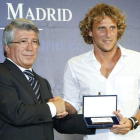 Cerezo entrega una placa de reconocimiento a Forlán.