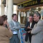 Charo Gómez, Juan Carmona y Juan Cobos, con el director del certamen