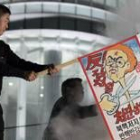 Activistas surcoreanos queman una caricatura del líder norcoreano Kim Jong II