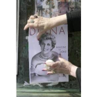 Una mujer coloca una foto de Diana cuando se cumplieron tres años de su muerte