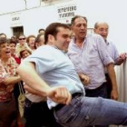 Un vecino da una patada a la puerta del cementerio