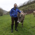Francisco Javier Álvarez, junto a tres de sus vacas, en el monte de El Otero. JESÚS
