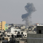 Columna de humo en Gaza tras un supuesto ataque de la aviación israelí en Gaza, este martes.