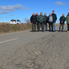 Los alcaldes reunidos en Zotes del Páramo, en uno de los tramos con más desperfectos de la LE-413