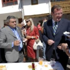 Juan Suárez, Antonio Silván y Francisco Castañón durante el pregón inaugural de las fiestas