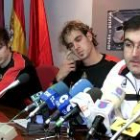 Moncho López, en la rueda de prensa celebrada en Murcia; a su izquierda Lucio Angulo y Grimau