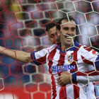 Godin, en primer término, celebra el gol, tercero del Atlético de Madrid ante al Málaga