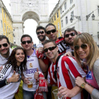 Seguidores del Real Madrid (i) y del Atlético de Madrid (d) se preparan para la final de la Liga de Campeones en Lisboa (Portugal).