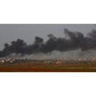 Una columna de humo era visible ayer como consecuencia de los bombardeos israelíes en la ciudad de B