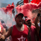 Fieles al Partido de los Trabajadores muestran su apoyo al expresidente brasileño Lula da Silva en Río de Janeiro.
