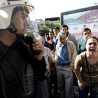 Una mujer grita a la policía turca durante una protesta.