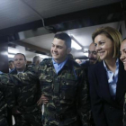 La ministra de Defensa, María Dolores de Cospedal, con militares destacados en el Líbano, en la visita que hizo a la base de Marjayún el 2 de marzo.
