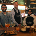 Entre su oferta gastronómica destaca su amplia variedad de hamburguesas como la Cazurrina, Cazurra, Ramiro y Urraca. Mención especial merece la Cazurrada (dos hamburguesas Cazurra de 160 gramos cada una, patatas y dos medias pintas a 15 euros). Para conta