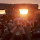 SOLSTICIO DE VERANO. Participantes en la fiesta de Stonehenge, durante la salida del Sol.