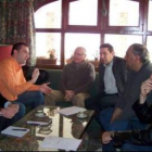 Javier Chamorro y miembros de la ejecutiva de la UPL en la reunión con concejales leonesistas en Ria