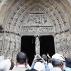 Un grupo de turistas extranjeros, antes de entrar en la Catedral de León.